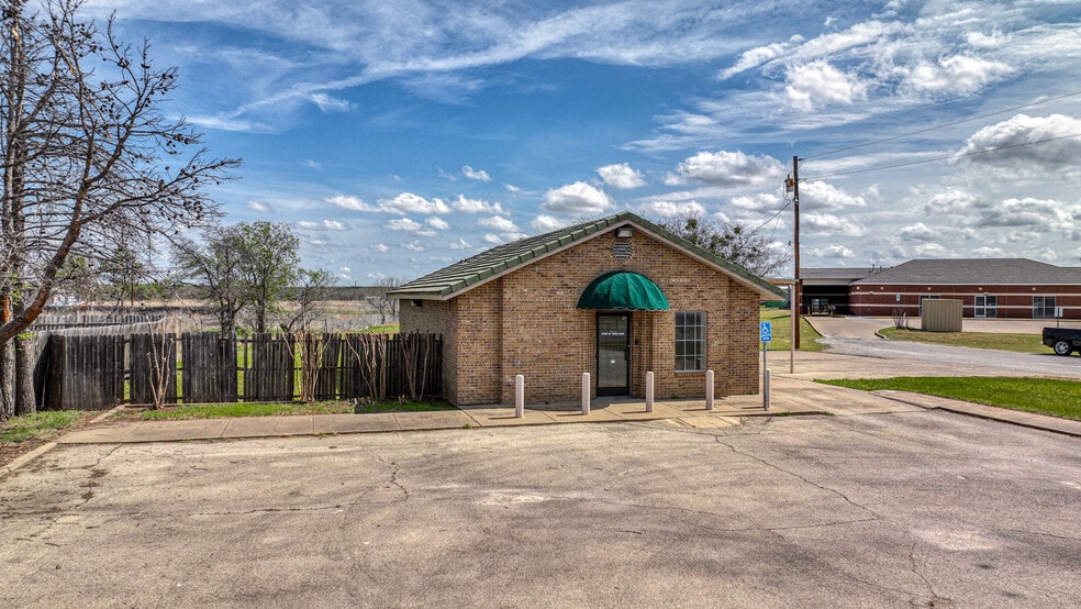 More Photos Of 107 Fannin St, Millsap Bank For Lease