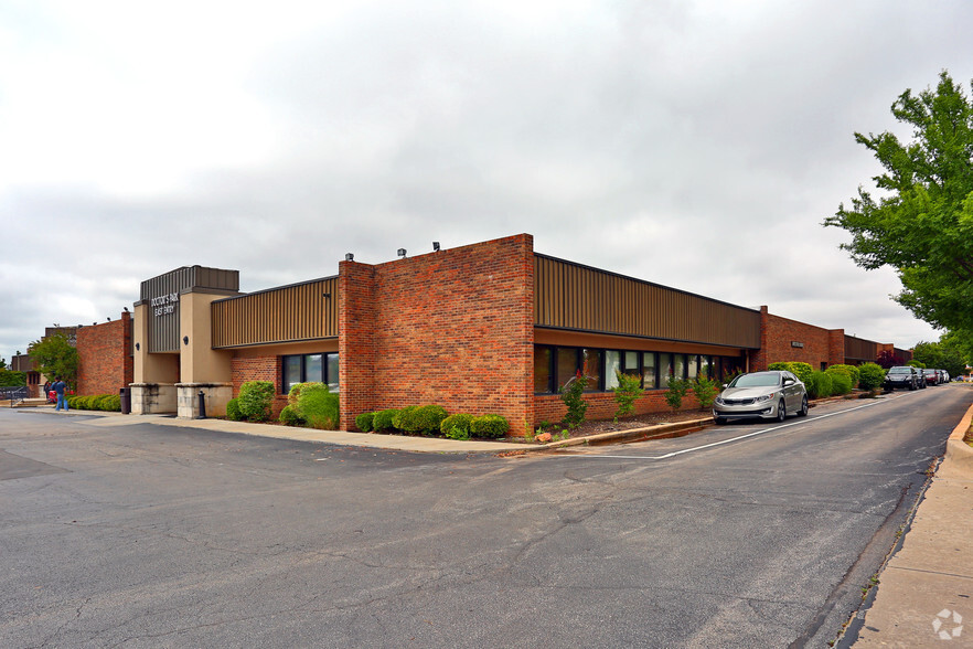 Primary Photo Of 500 E Robinson St, Norman Medical For Lease