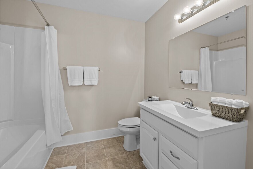 More Photos Of 738 E Main St, Belhaven Hotel For Sale