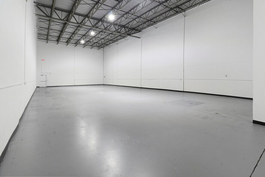 More Photos Of 955 NW 159th Dr, Miami Warehouse For Lease