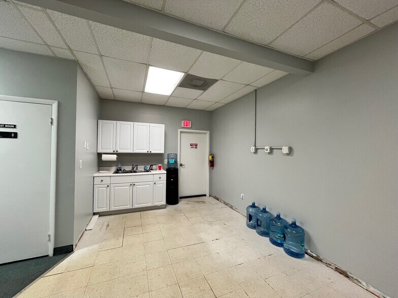 More Photos Of 5601 Powerline Rd, Fort Lauderdale Light Distribution For Lease