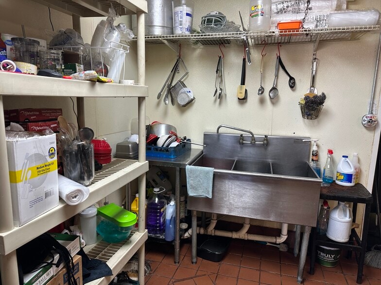 More Photos Of 844 Secretary Dr, Arlington General Retail For Lease