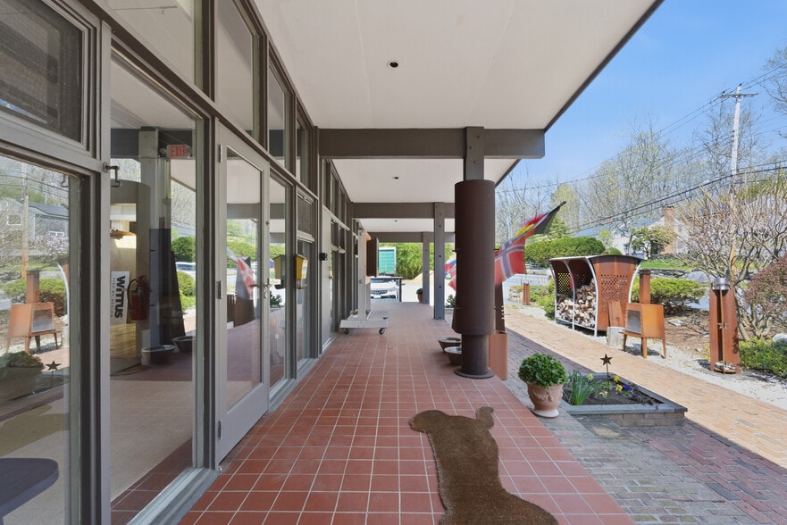 More Photos Of 40 Westchester Ave, Pound Ridge Freestanding For Sale