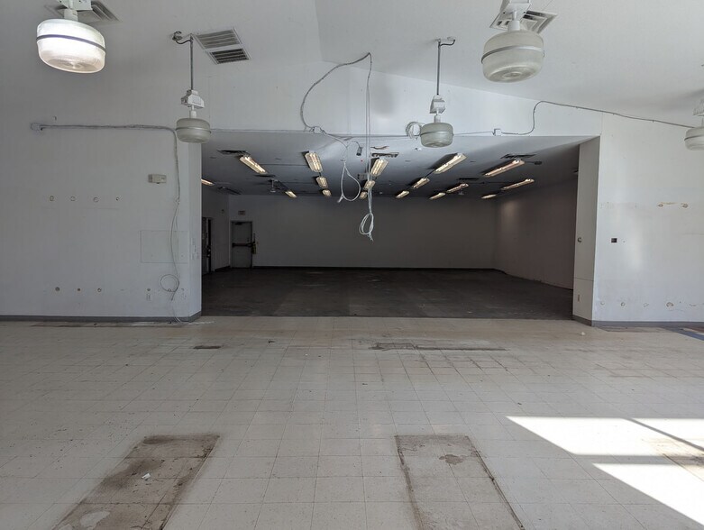 More Photos Of 151 W St Julien St, Saint Peter Freestanding For Sale