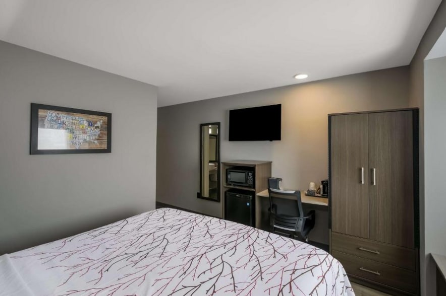 More Photos Of 680 Winfield Dunn Pky, Sevierville Hotel For Sale