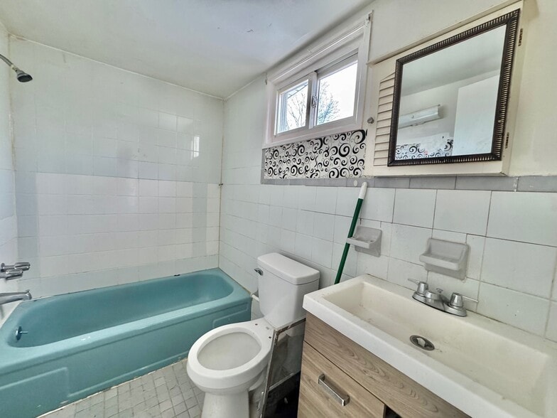 More Photos Of 622 Broadway, Amityville General Retail For Sale