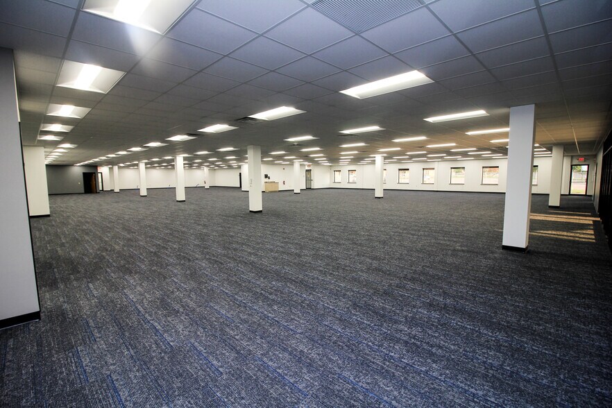 More Photos Of 3401 N Louise Ave, Sioux Falls Flex For Lease