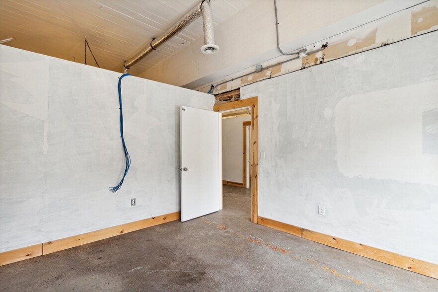 More Photos Of 225 E Superior St, Alma Office For Sale