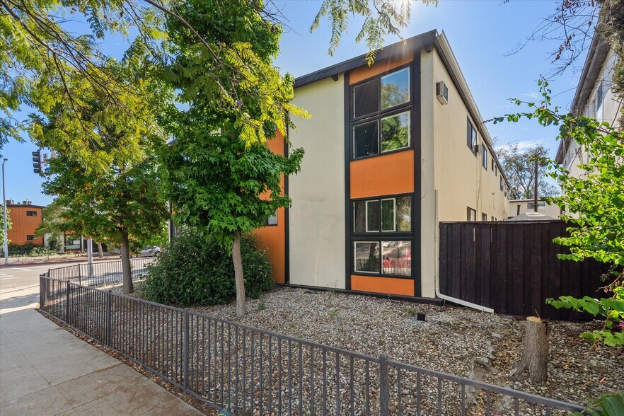 More Photos Of 7601 Whitsett Ave, North Hollywood Apartments For Sale