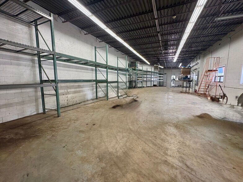 More Photos Of 160-162 Cross St, Winchester Distribution For Lease