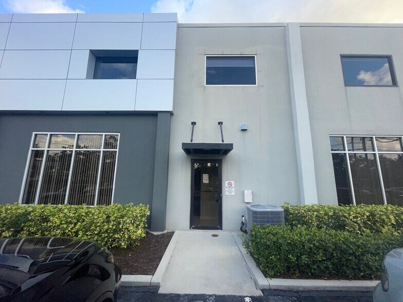 More Photos Of 5402 W Laurel St, Tampa Loft Creative Space For Sale