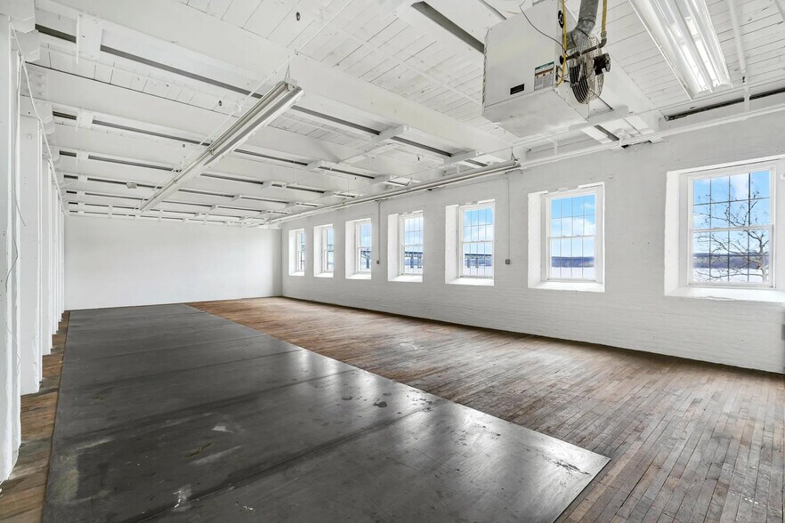 More Photos Of 302 N Water St, Newburgh Specialty For Lease