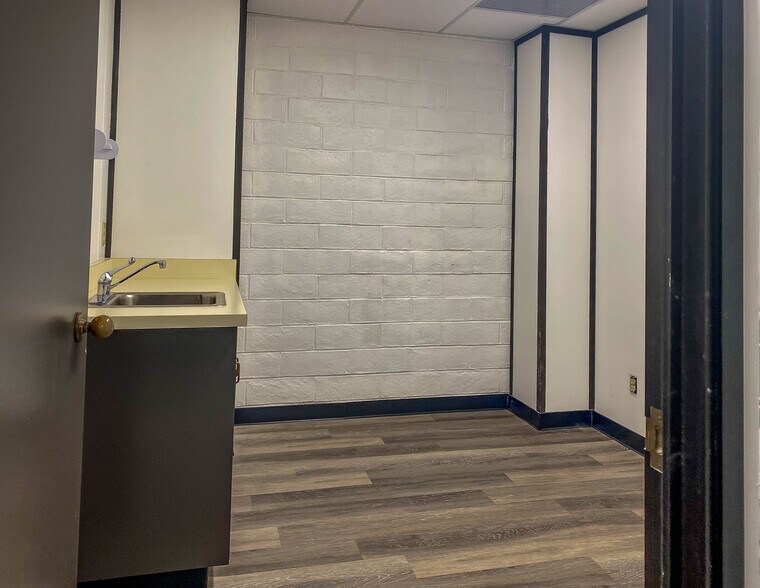 More Photos Of 29525 Canwood St, Agoura Hills Medical For Lease