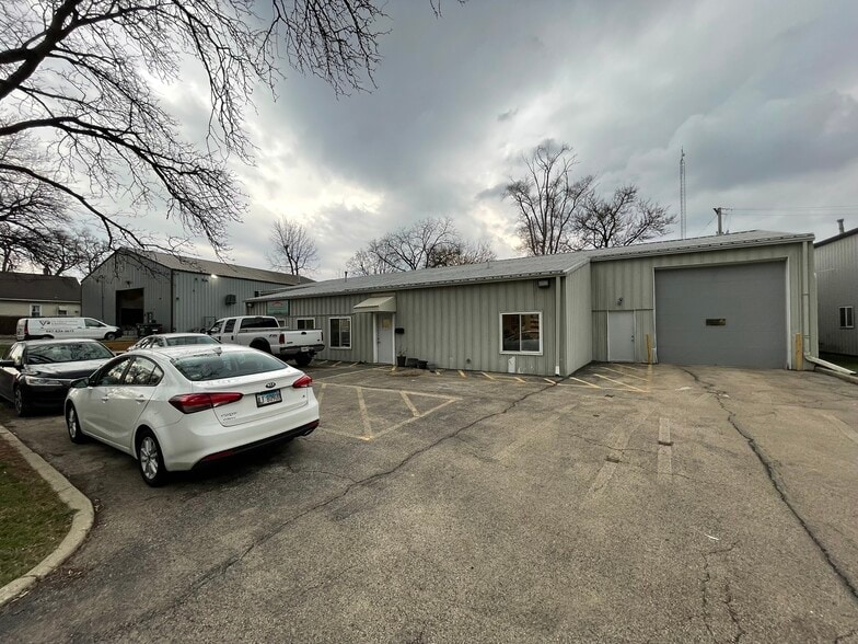 More Photos Of 955 Grace St, Elgin Warehouse For Lease