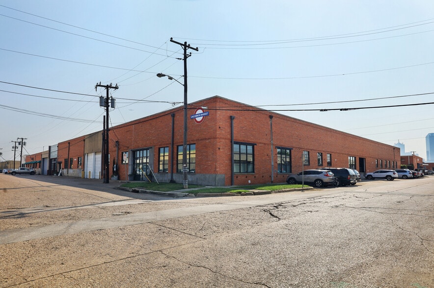 More Photos Of 100 Riveredge Dr, Dallas Warehouse For Sale