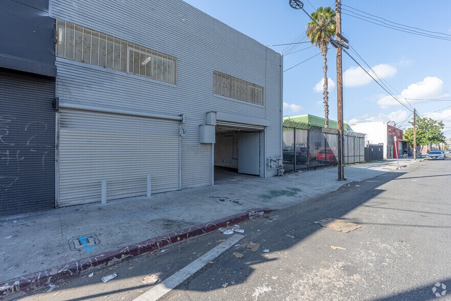 More Photos Of 3201-3215 S Broadway, Los Angeles Warehouse For Sale