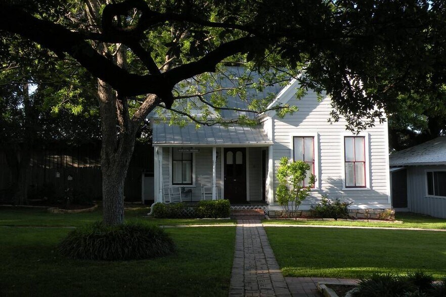 More Photos Of 7 N Main St, Salado Loft Creative Space For Lease