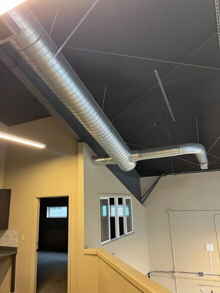 More Photos Of 1770 Airport Way S, Seattle Showroom For Lease
