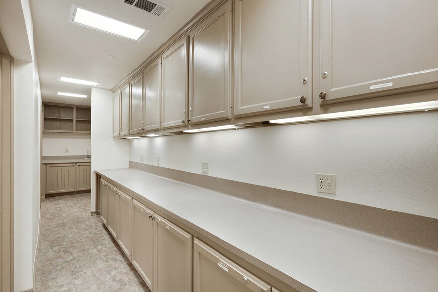More Photos Of 2051 Silverside Dr, Baton Rouge Office For Sale