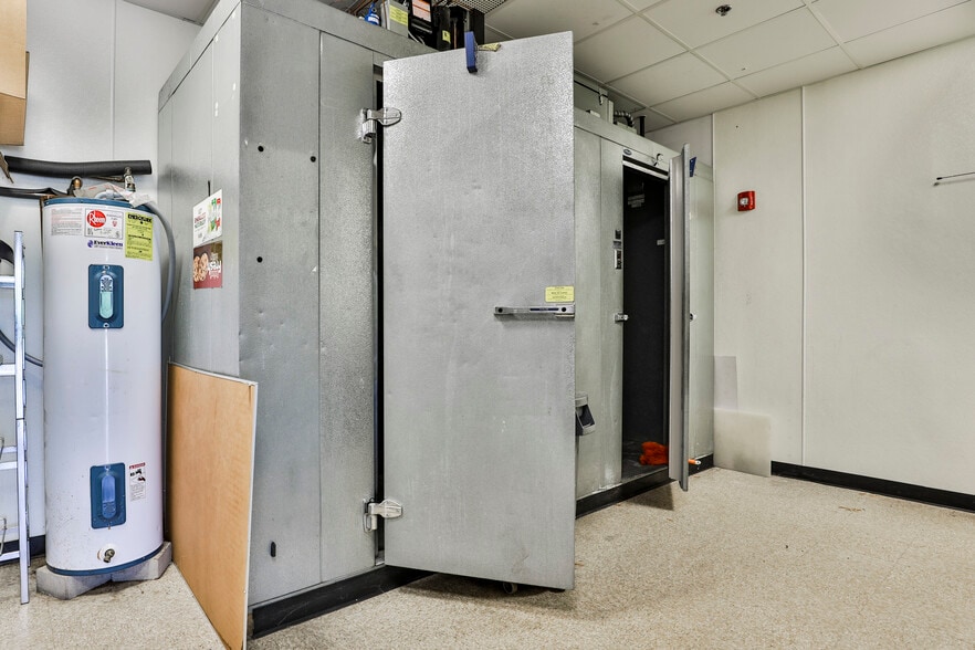 More Photos Of 141 Summit St, Peabody Freestanding For Lease