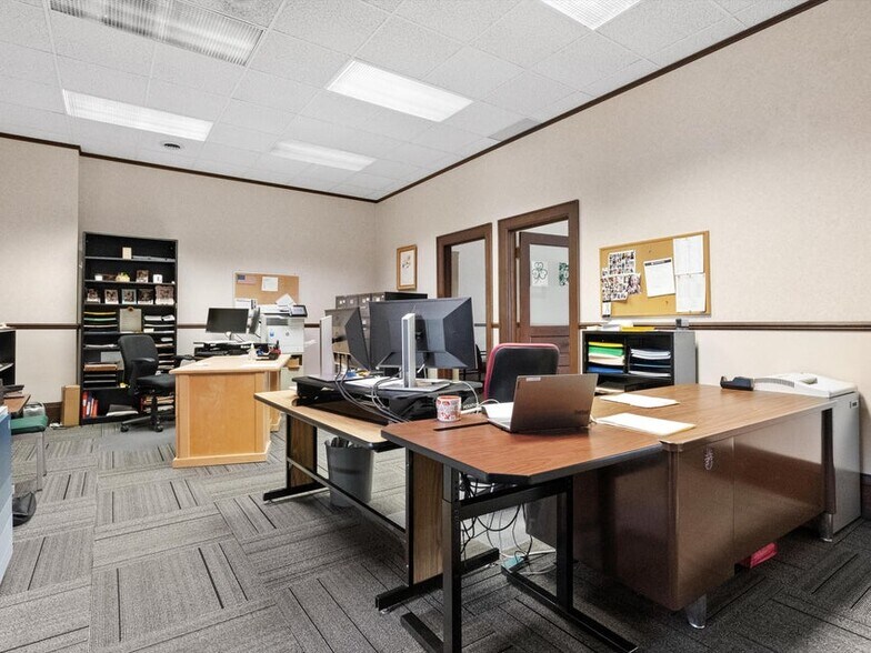 More Photos Of 921-931 8th St, Manitowoc Office For Sale
