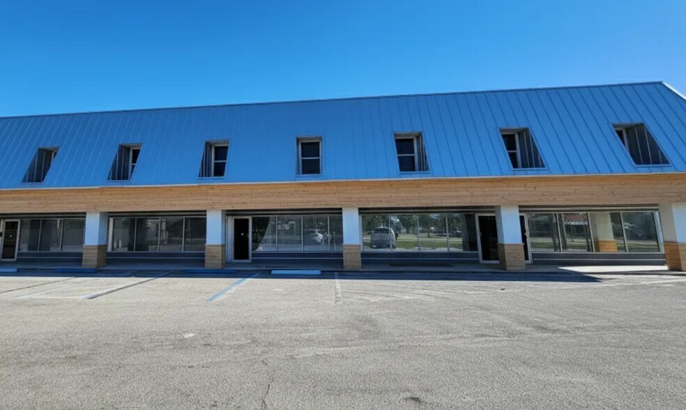 Primary Photo Of 16731 Mcgregor Blvd, Fort Myers General Retail For Lease