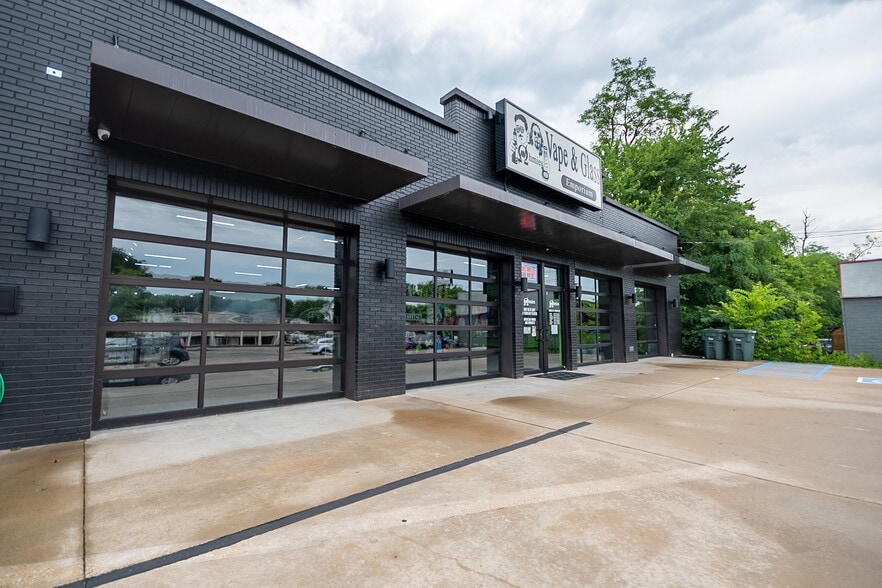 More Photos Of 427 N College Ave, Fayetteville Storefront For Sale