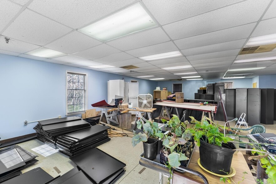 More Photos Of 115 Mill St, Warrenville Manufacturing For Sale