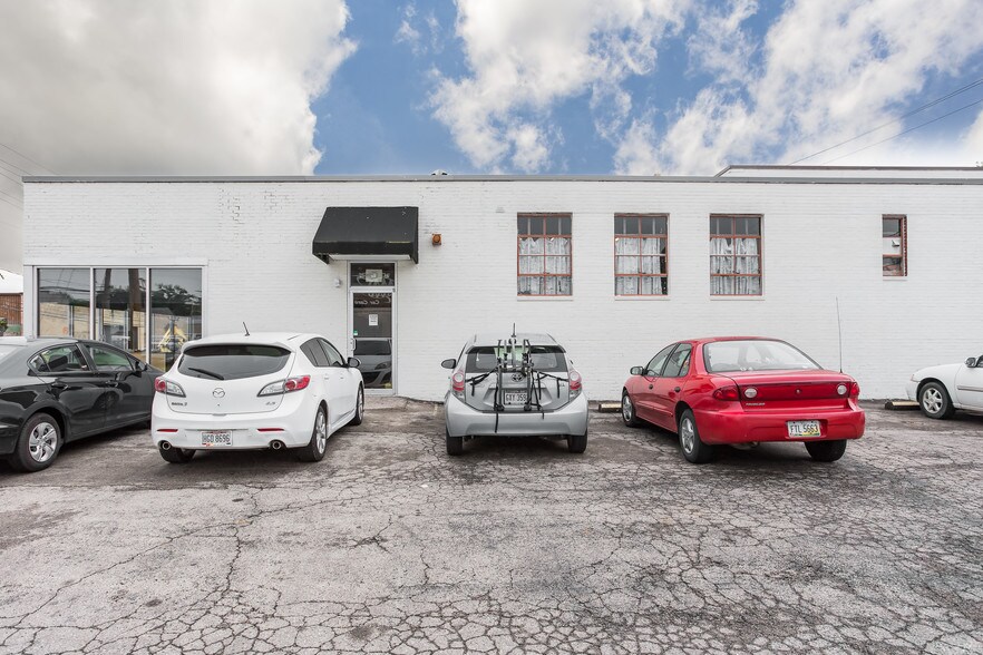 More Photos Of 1055 W 3rd Ave, Columbus Showroom For Lease