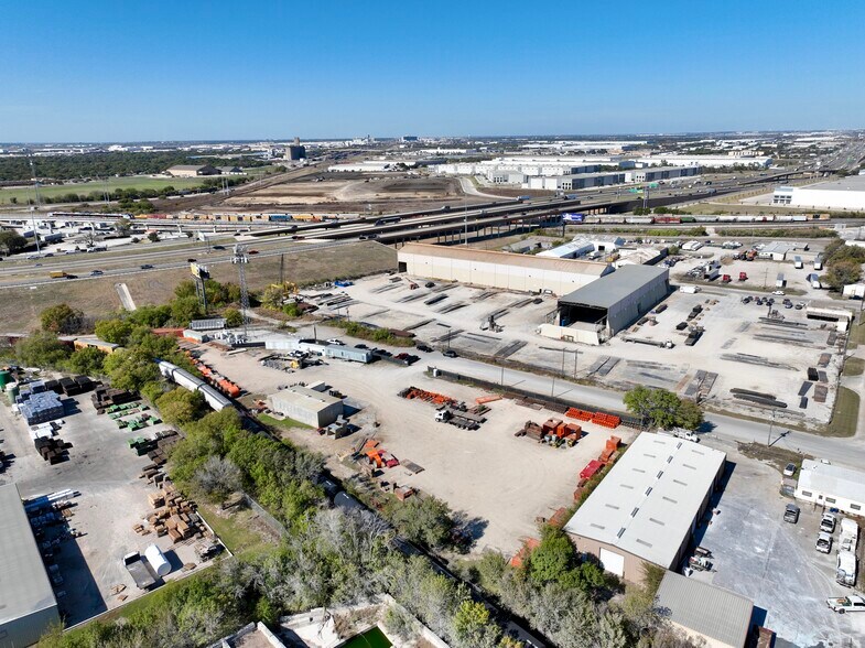 More Photos Of 2420 NE 35th St, Fort Worth Service For Lease