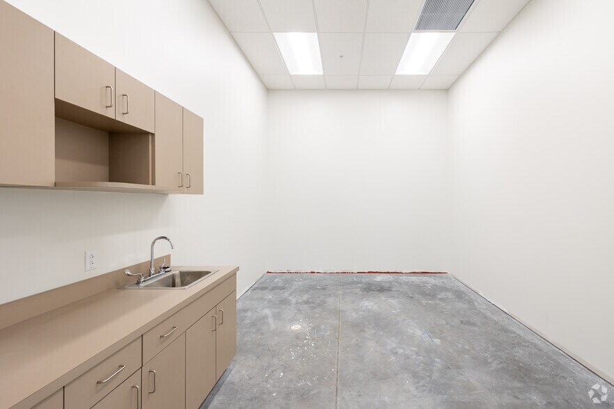 More Photos Of 14520 Global Pky, Fort Myers Warehouse For Lease
