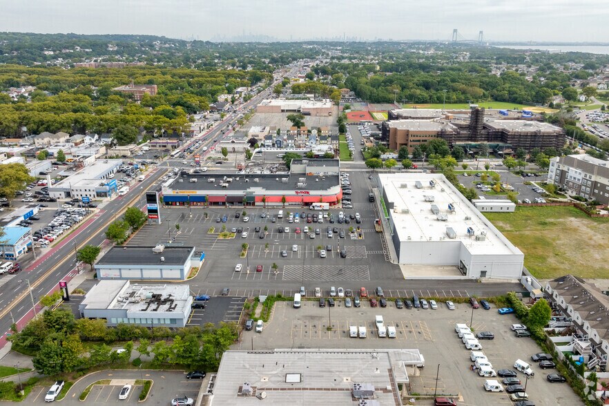 More Photos Of 2530 Hylan Blvd, Staten Island Storefront Retail Office For Lease