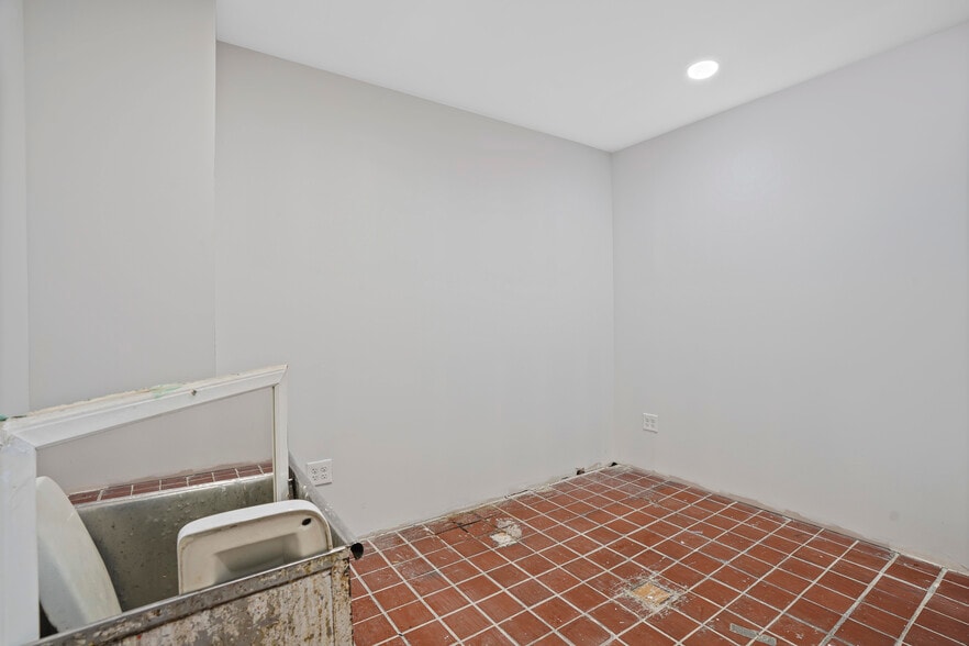 More Photos Of 6656 Myrtle Ave, Glendale Storefront Retail Residential For Lease