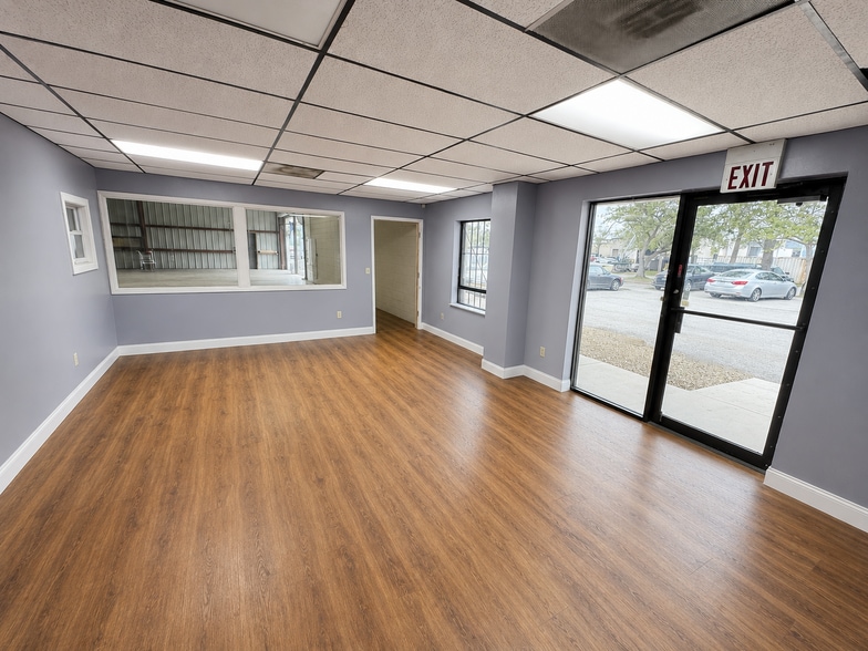 More Photos Of 4612 107th Cir N, Clearwater Manufacturing For Lease