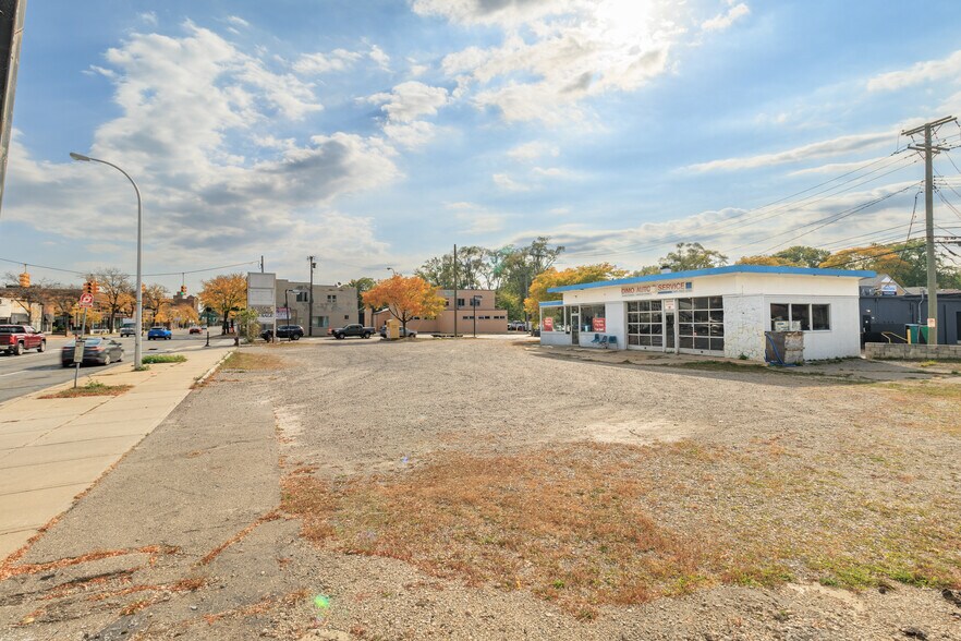 More Photos Of 1005 N Main St, Royal Oak Service Station For Sale