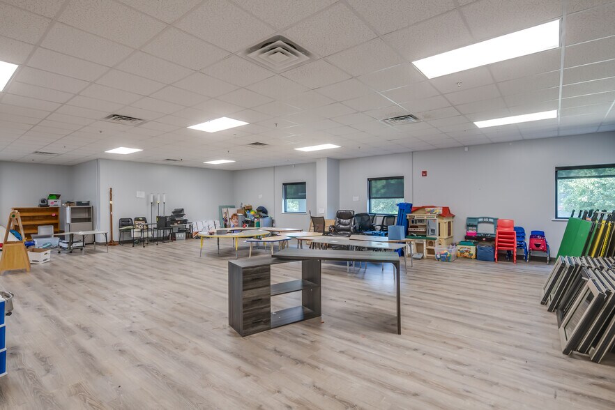 More Photos Of 2185 Normandie Dr, Montgomery Office For Lease