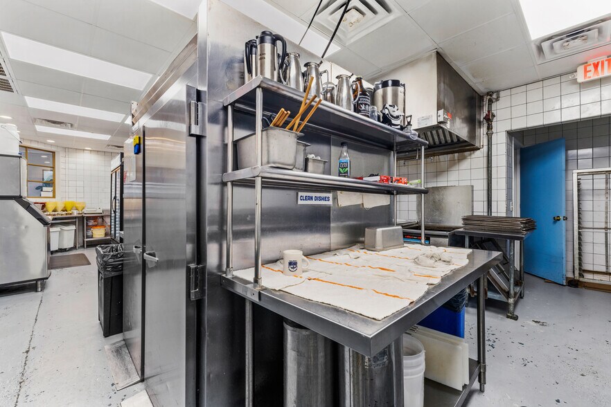 More Photos Of 11359 Highway 17, Pawleys Island Restaurant For Sale