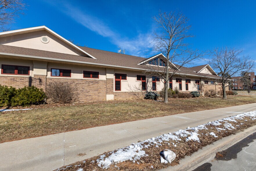 More Photos Of 1055 University Ave, Dubuque Office For Sale