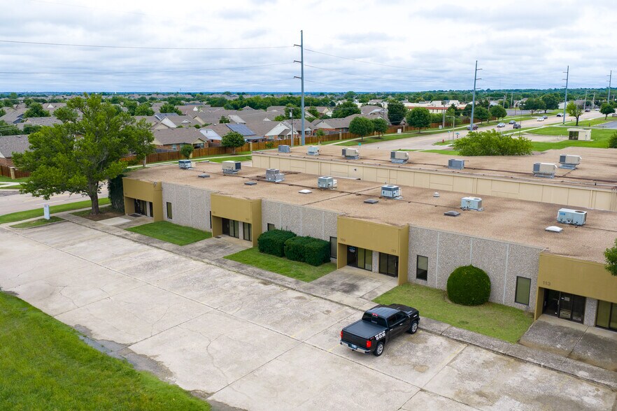 More Photos Of 800 W Rock Creek Rd, Norman Office For Lease