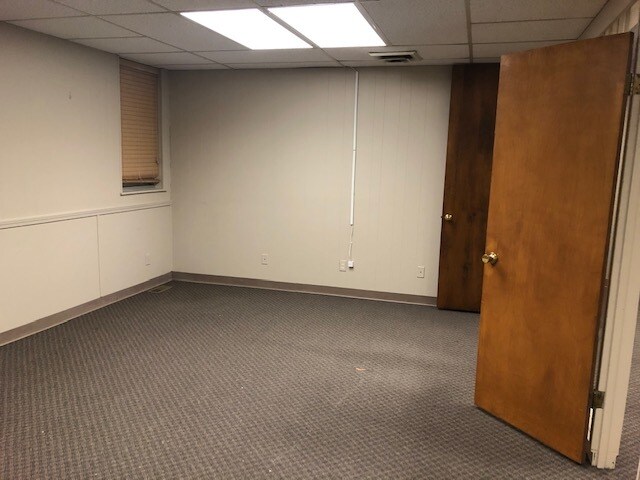 More Photos Of 2310 E Oakland Ave, Bloomington Office For Lease