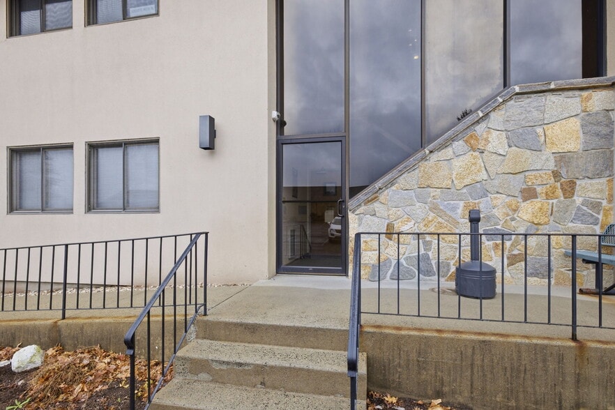 More Photos Of 160 Oak St, Glastonbury Office For Sale