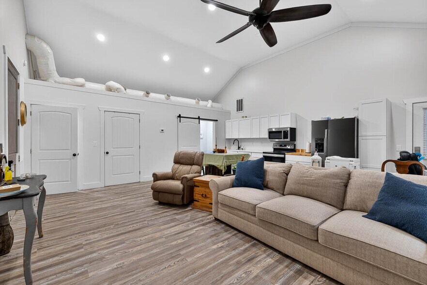 More Photos Of 1607 Norwich St, Brunswick Flex For Sale