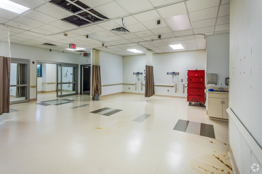 More Photos Of 2596 Interstate 55, Marion Medical For Sale