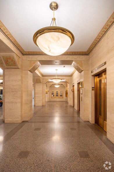 More Photos Of 211 W Wacker Dr, Chicago Office For Lease
