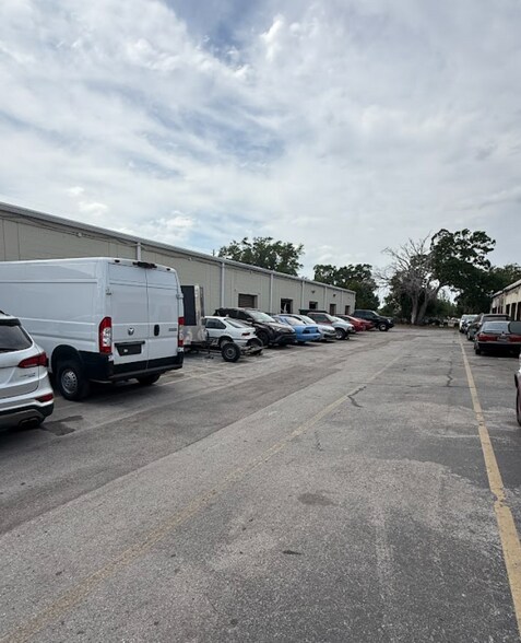 More Photos Of 4211 N Orange Blossom Trl, Orlando Self Storage For Lease