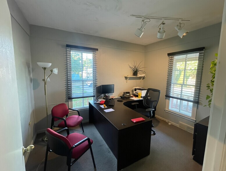 More Photos Of 620 W Commerce Rd, Commerce Township Medical For Sale