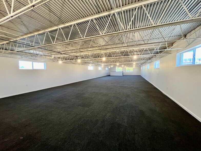More Photos Of 2000 N Dixie Hwy, Hollywood Light Manufacturing For Sale