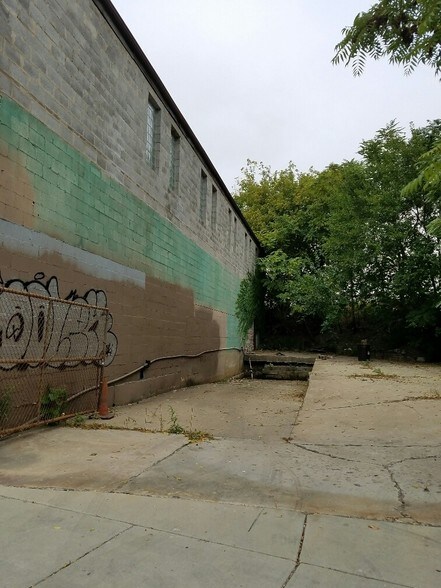 More Photos Of 3130-3136 W Chicago Ave, Chicago Showroom For Sale