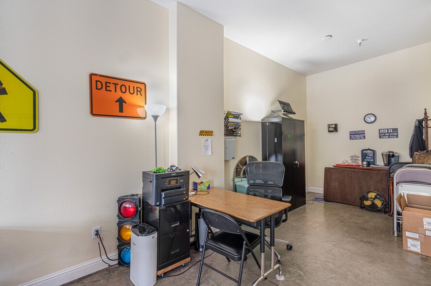 More Photos Of 148 Johnson St, Windsor General Retail For Sale