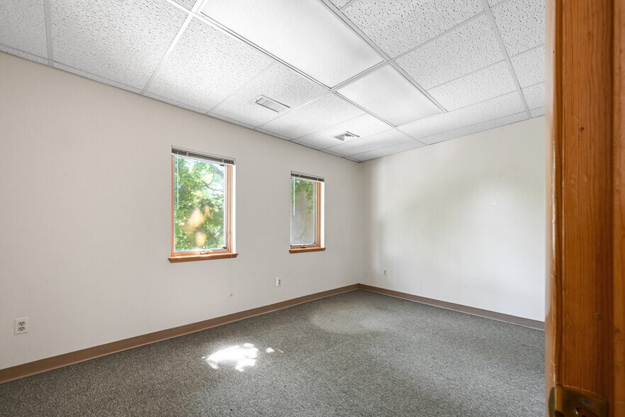 More Photos Of 15 Rockland Ter, Verona Office For Lease